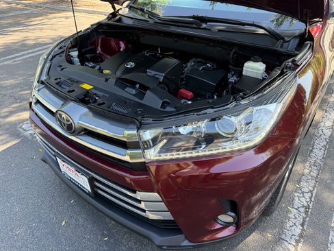 Used 2017 Toyota Highlander Limited w/ Preferred Accessory Package AWD/4WD image 40