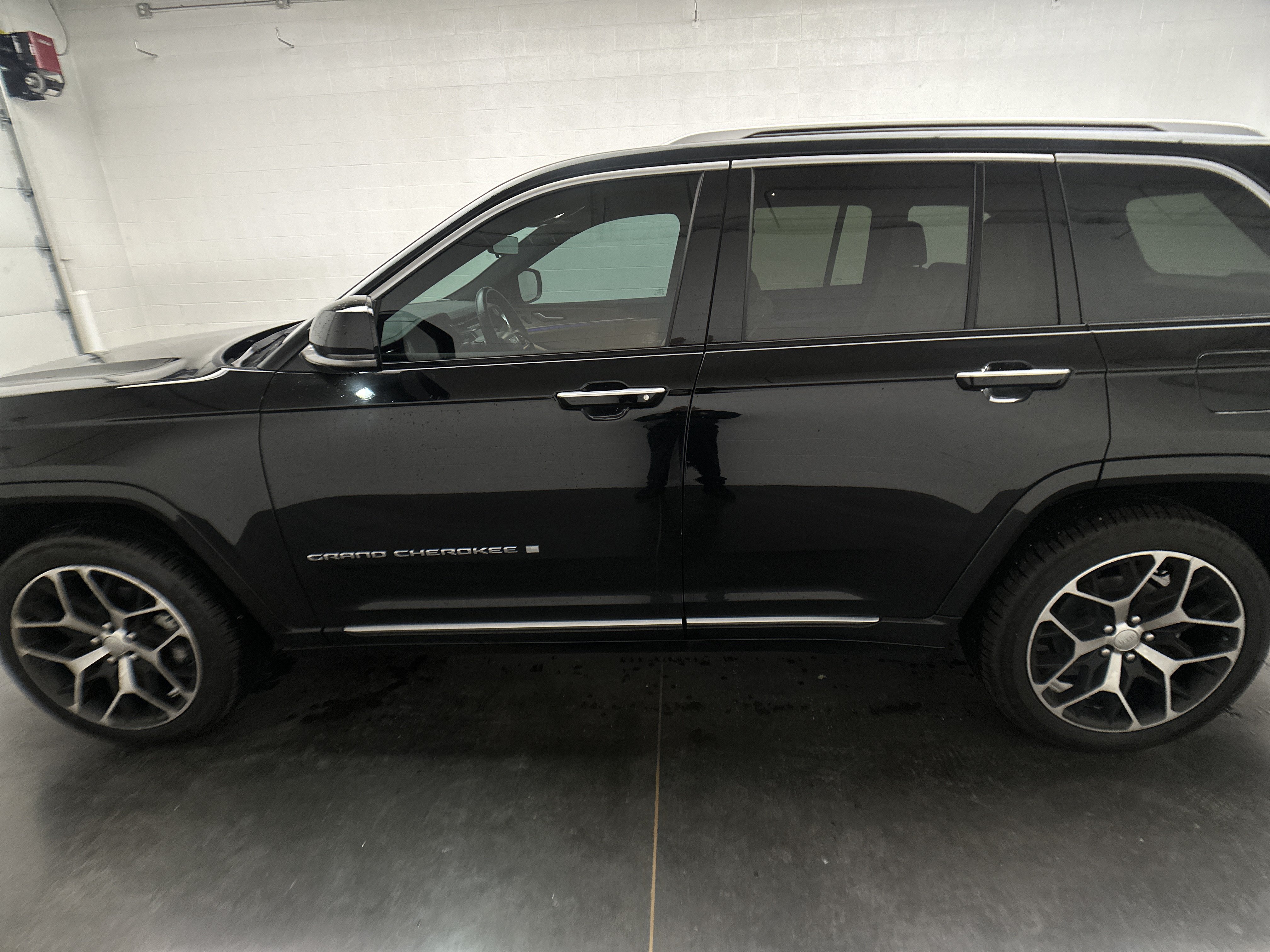 Used 2022 Jeep Grand Cherokee Summit AWD/4WD image 47