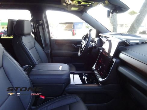 New 2026 GMC Yukon Denali w/ Denali Reserve Package image 16