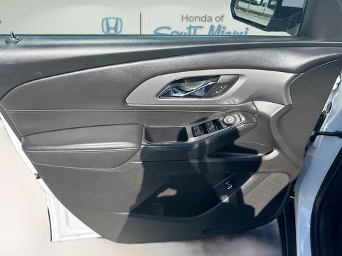 Used 2020 Chevrolet Traverse LT image 19