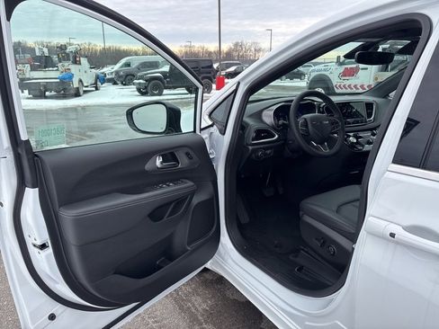 New 2026 Chrysler Pacifica Select image 17