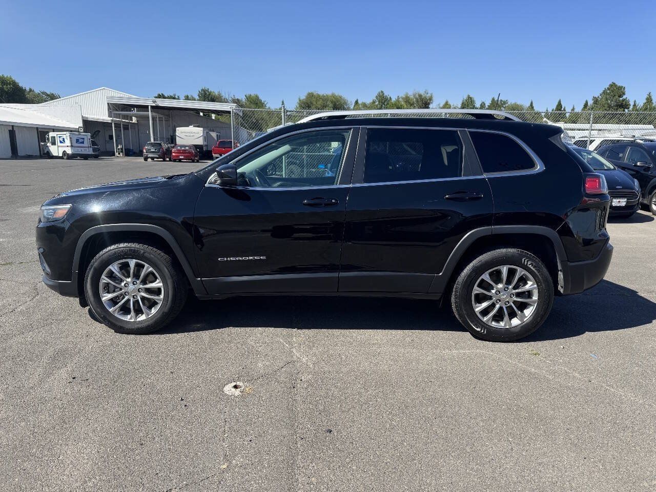 Used 2019 Jeep Cherokee Latitude Plus AWD/4WD image 2