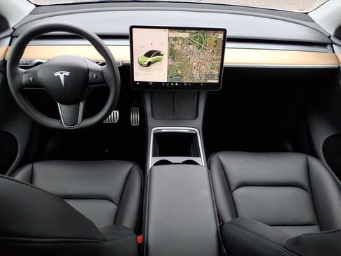 Used 2024 Tesla Model Y Performance image 9