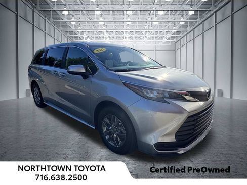 Used 2025 Toyota Sienna LE FWD image 25