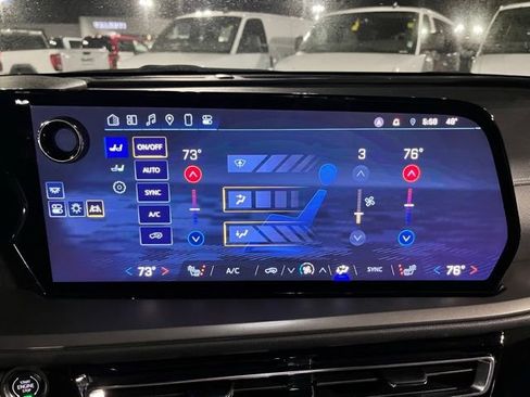 Used 2025 Chevrolet Traverse LT image 37