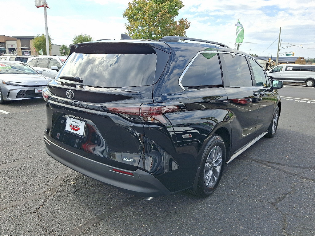Used 2026 Toyota Sienna XLE FWD image 6