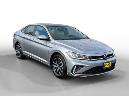 Used 2025 Volkswagen Jetta SE FWD image 7