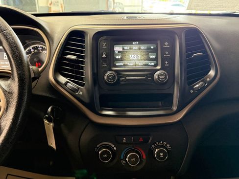 Used 2017 Jeep Cherokee Sport image 14