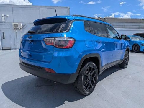 Used 2025 Jeep Compass Latitude w/ Convenience Group AWD/4WD image 4