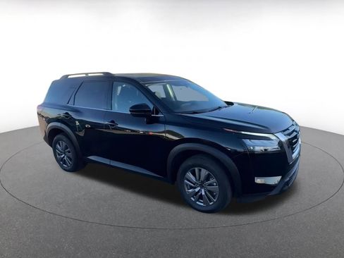 Used 2025 Nissan Pathfinder SV image 2