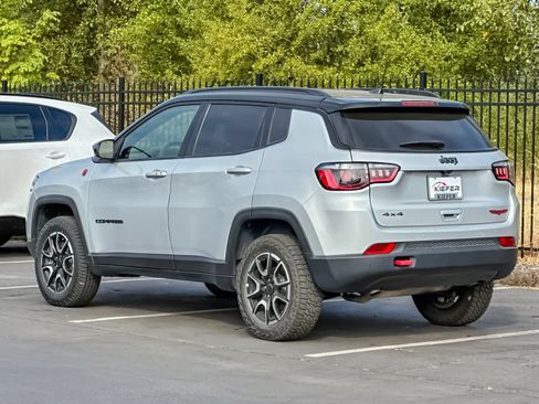 Used 2025 Jeep Compass Trailhawk AWD/4WD image 5