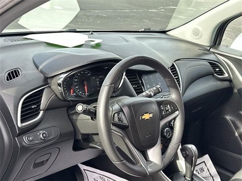 Certified 2022 Chevrolet Trax LT w/ LT Convenience Package image 10