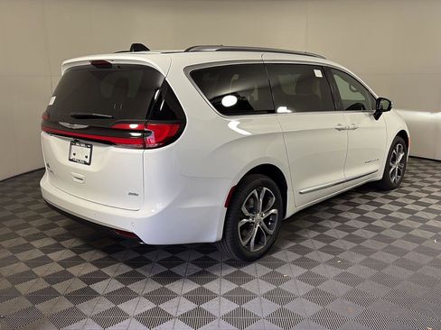 New 2026 Chrysler Pacifica Pinnacle image 4