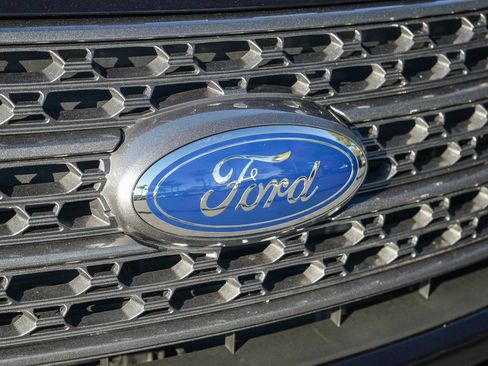 Used 2022 Ford Explorer XLT w/ Equipment Group 202A RWD image 9