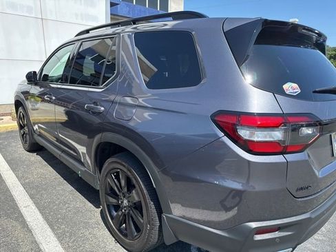 Used 2025 Honda Pilot Black Edition image 3