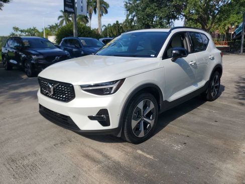 Certified 2026 Volvo XC40 B5 Plus AWD/4WD image 3