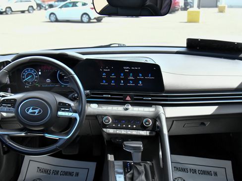 Used 2025 Hyundai Elantra Limited image 41