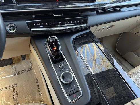 Used 2021 Cadillac Escalade Premium Luxury image 18