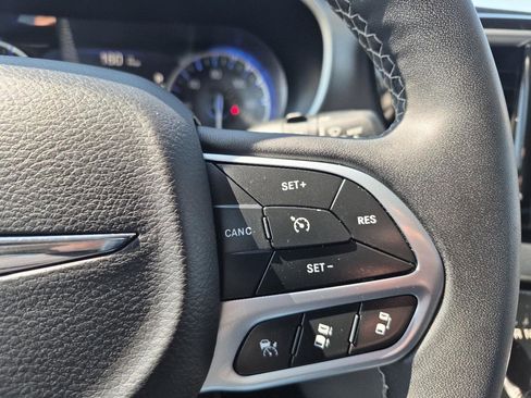 Used 2023 Chrysler Pacifica Touring-L FWD image 18