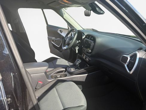 Used 2025 Kia Soul LX w/ LX Technology Package FWD image 26