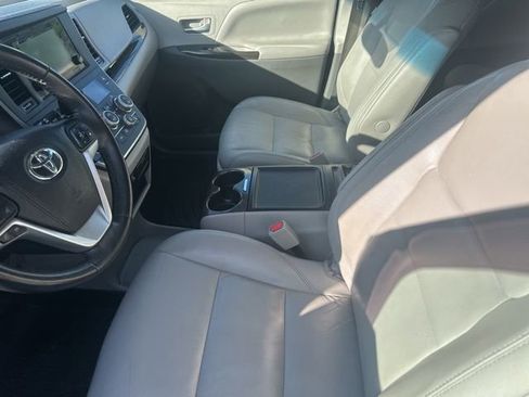 Used 2017 Toyota Sienna XLE w/ XLE Navigation Package FWD image 4
