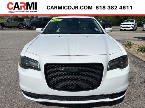 Used 2022 Chrysler 300 Touring L RWD image 2