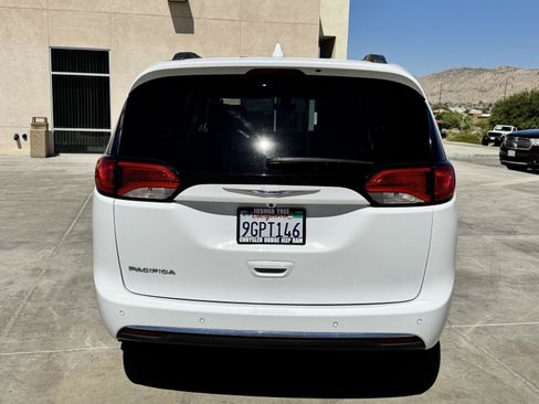 Used 2018 Chrysler Pacifica Touring-L Plus FWD image 6