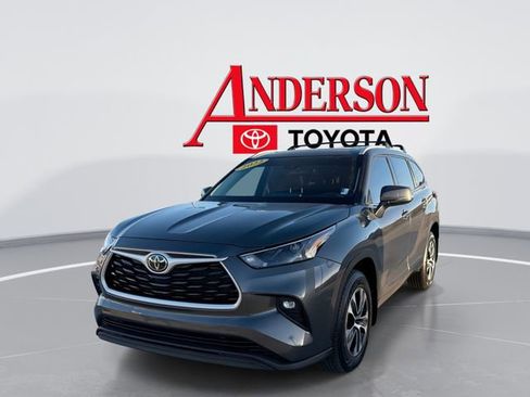 Used 2022 Toyota Highlander XLE image 1
