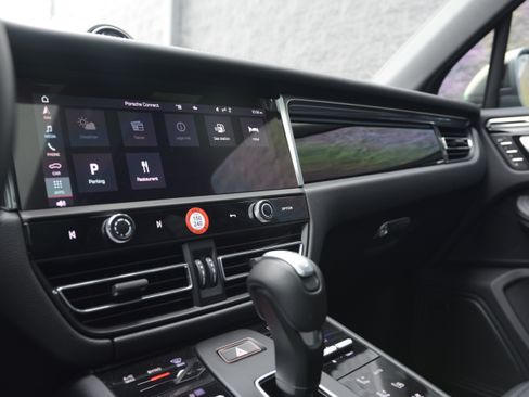 Certified 2026 Porsche Macan Turbo AWD/4WD image 19