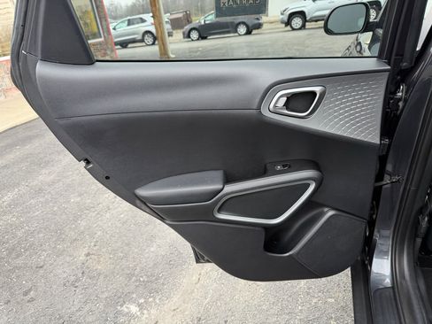 Used 2021 Kia Soul LX image 16