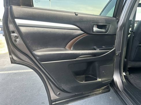 Used 2016 Toyota Highlander XLE FWD image 13