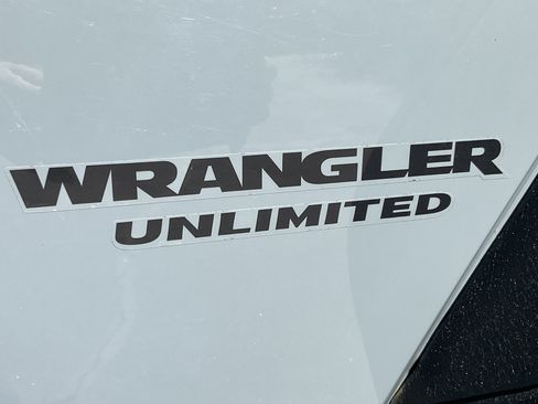 Used 2014 Jeep Wrangler Unlimited Rubicon w/ Connectivity Group AWD/4WD image 6