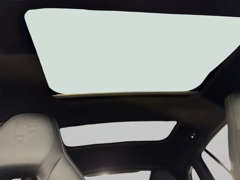 Used 2024 Porsche Panamera image 31