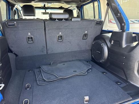 Used 2022 Jeep Wrangler Unlimited Sahara image 24