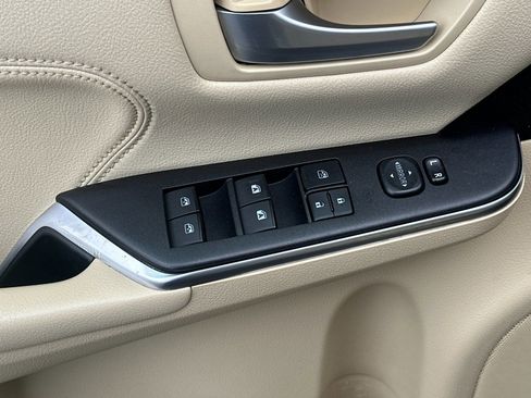 Used 2016 Toyota Camry XLE w/ Moonroof Package FWD image 11