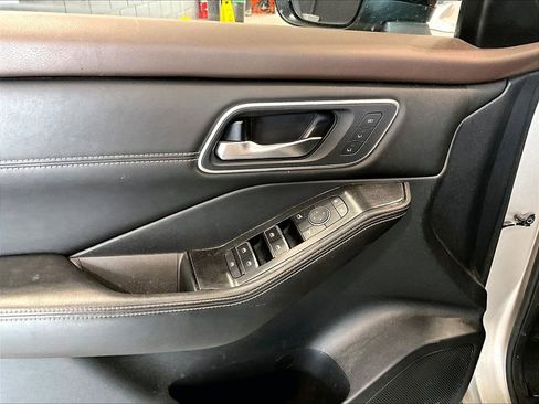 Used 2021 Nissan Rogue SL w/ Premium Package image 11