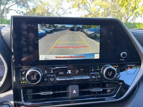 Used 2023 Toyota Highlander Limited image 10