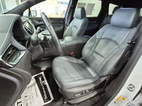 Used 2023 Buick Enclave Essence AWD/4WD image 13