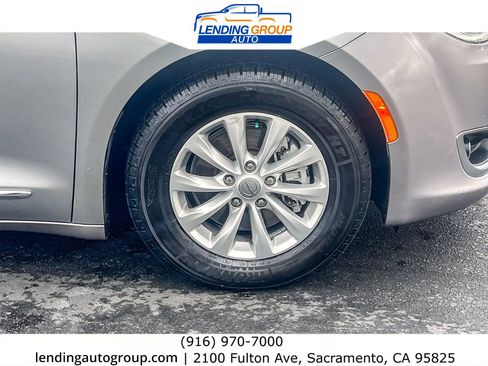 Used 2017 Chrysler Pacifica Touring-L image 9