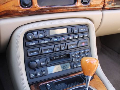 Used 2005 Jaguar XK8 Convertible image 21