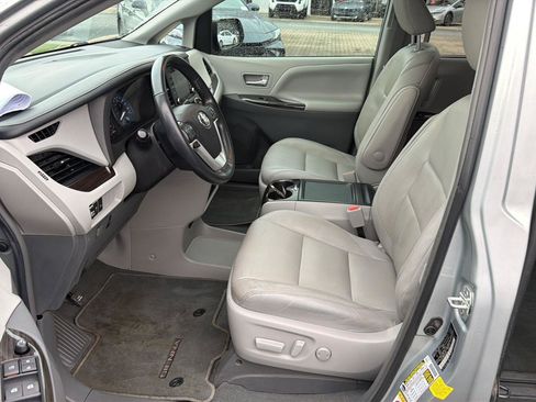 Used 2019 Toyota Sienna XLE Premium FWD image 10
