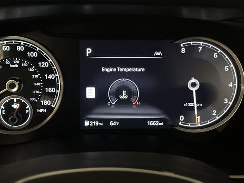 Used 2025 Genesis G70 2.5T image 25