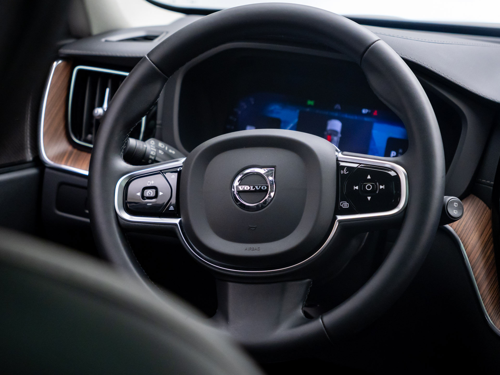 Used 2024 Volvo XC60 B5 Ultimate w/ Protection Package Premier AWD/4WD image 11