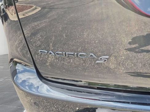 Certified 2025 Chrysler Pacifica Limited FWD image 9