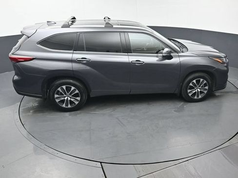 Used 2022 Toyota Highlander XLE AWD/4WD image 41