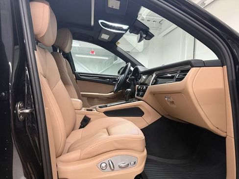 Certified 2026 Porsche Macan AWD/4WD image 23