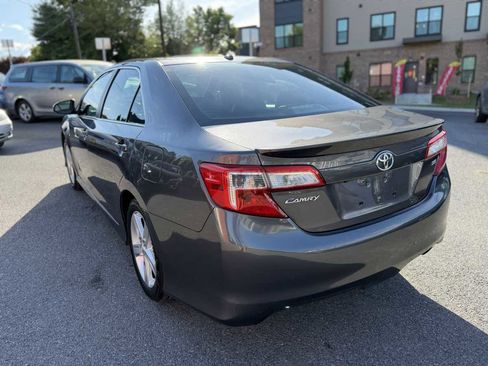 Used 2014 Toyota Camry SE w/ Moonroof Package FWD image 5