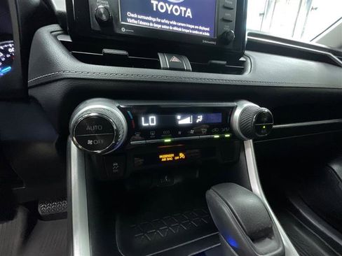 Used 2021 Toyota RAV4 LE AWD/4WD image 16