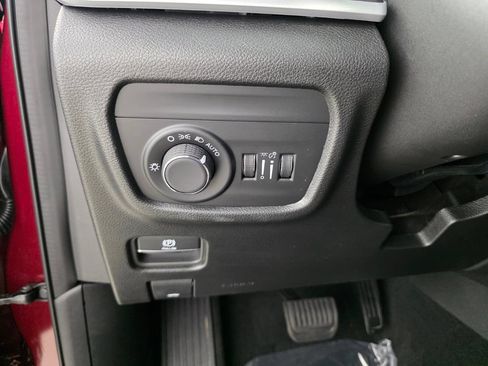 Used 2025 Jeep Grand Cherokee Laredo X RWD image 23