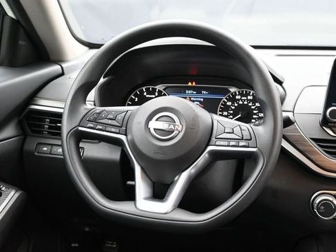 Used 2025 Nissan Altima 2.5 SV FWD image 14